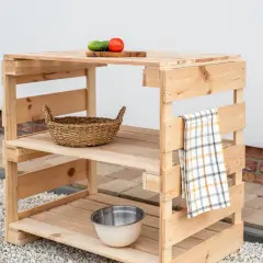 Drewniany barek z palet do ogrodu z koszykiem, miską i warzywami.