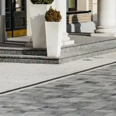 Nowoczesna impregnacja kostki brukowej chroni nawierzchnię przed plamami i wilgocią. Eleganckie schody i taras.
