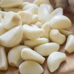 Stos czosnku, naturalny sposób na ziemiórki. Ząbki czosnku gotowe do użycia w ogrodzie.
