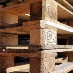 Struktura z drewnianych palet EPAL, gotowa do budowy podestu.