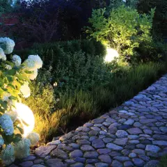 Jak zamocować lampy ogrodowe – krok po kroku do pięknego ogrodu