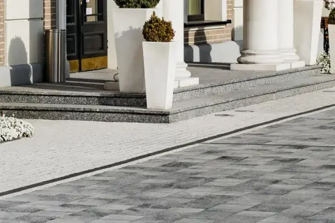 Nowoczesna impregnacja kostki brukowej chroni nawierzchnię przed plamami i wilgocią. Eleganckie schody i taras.