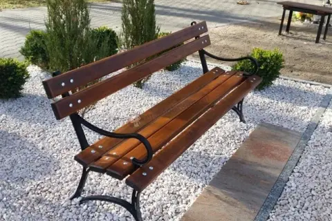 Jakie drzewo na ławki ogrodowe? Najlepsze gatunki dla trwałości i estetyki