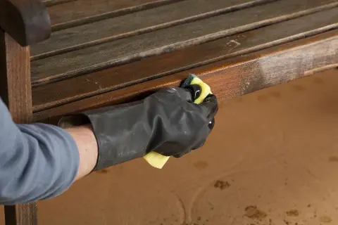 Czym pomalować drewnianą ławkę ogrodową, aby dobrze wyglądała i trwała?
