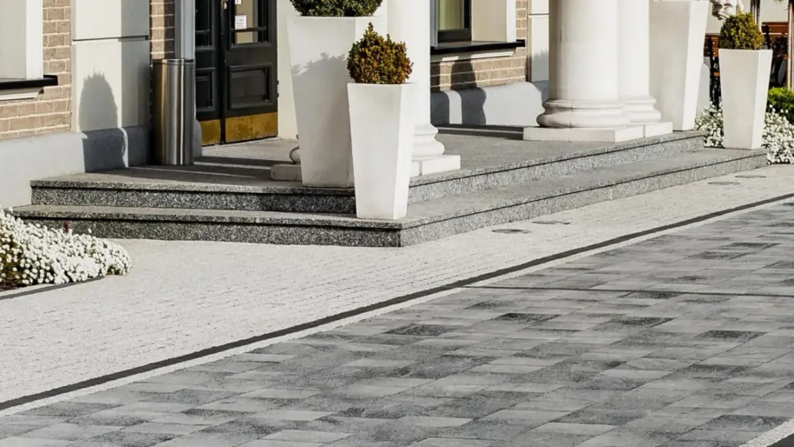 Nowoczesna impregnacja kostki brukowej chroni nawierzchnię przed plamami i wilgocią. Eleganckie schody i taras.