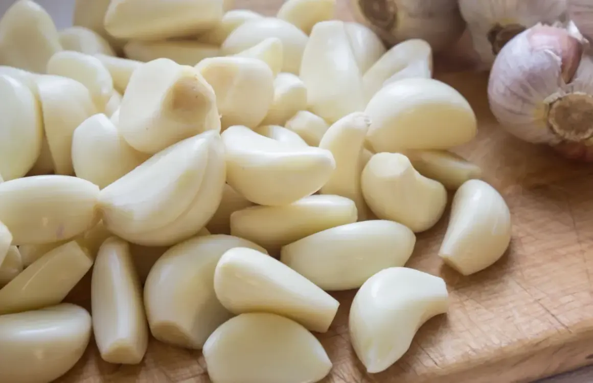 Stos czosnku, naturalny sposób na ziemiórki. Ząbki czosnku gotowe do użycia w ogrodzie.