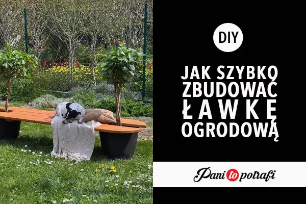 Pies śpi na ławce ogrodowej z drewna, otoczonej zielenią.