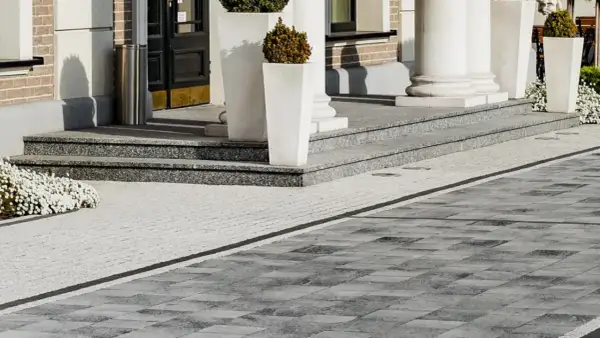 Nowoczesna impregnacja kostki brukowej chroni nawierzchnię przed plamami i wilgocią. Eleganckie schody i taras.