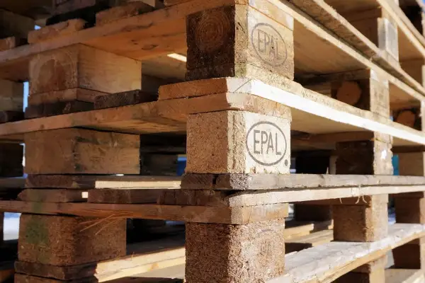 Struktura z drewnianych palet EPAL, gotowa do budowy podestu.