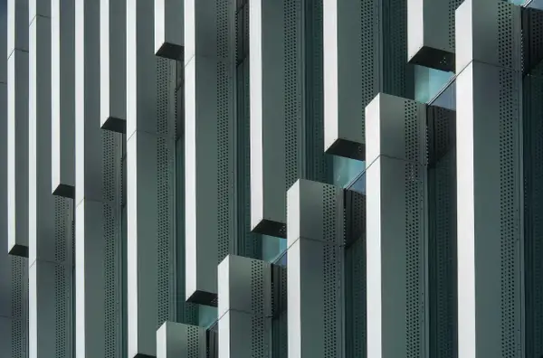 Producent profili aluminiowych a zrównoważony rozwój – czy aluminium może być ekologiczne?